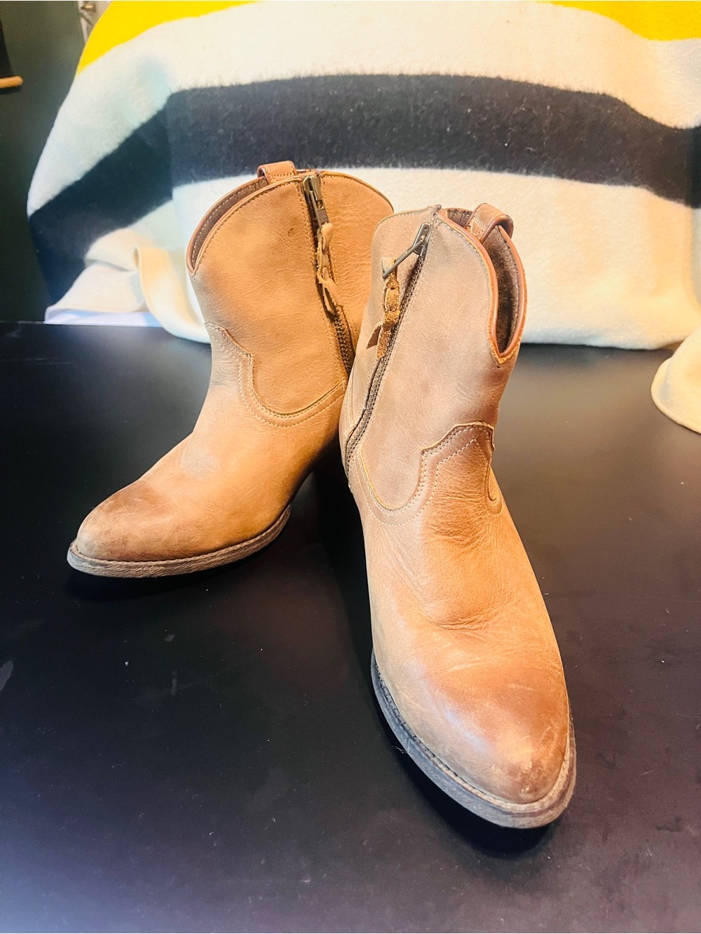 Ariat women’s  Light Brown Leather Western Pull-On Booties